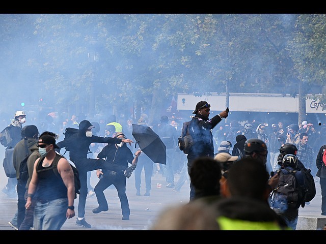 Франция в огне: массовые протесты, уличные бои и поджоги. Фоторепортаж