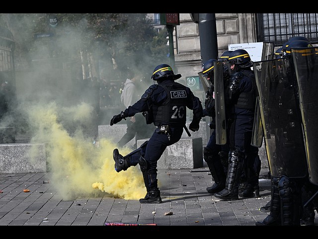 Франция в огне: массовые протесты, уличные бои и поджоги. Фоторепортаж