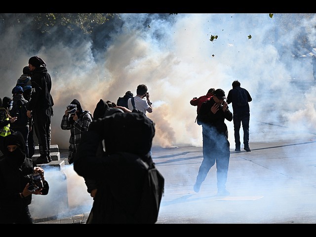 Франция в огне: массовые протесты, уличные бои и поджоги. Фоторепортаж