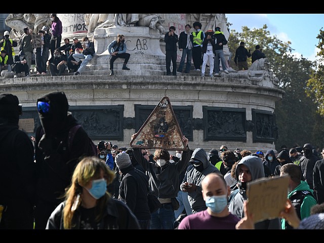 Франция в огне: массовые протесты, уличные бои и поджоги. Фоторепортаж