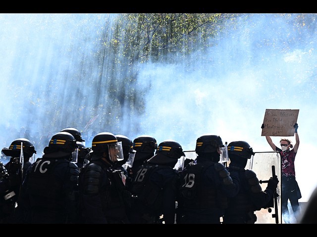 Франция в огне: массовые протесты, уличные бои и поджоги. Фоторепортаж