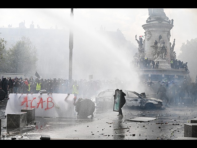 Франция в огне: массовые протесты, уличные бои и поджоги. Фоторепортаж