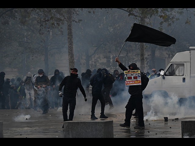 Франция в огне: массовые протесты, уличные бои и поджоги. Фоторепортаж