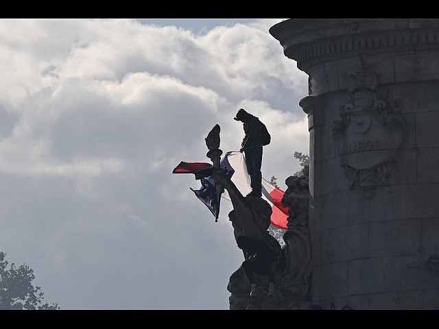 Франция в огне: массовые протесты, уличные бои и поджоги. Фоторепортаж