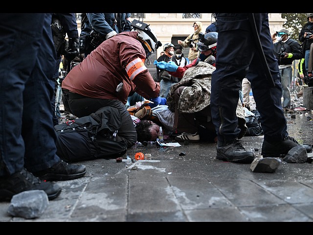 Франция в огне: массовые протесты, уличные бои и поджоги. Фоторепортаж