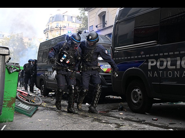 Франция в огне: массовые протесты, уличные бои и поджоги. Фоторепортаж