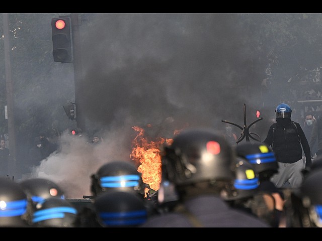 Франция в огне: массовые протесты, уличные бои и поджоги. Фоторепортаж