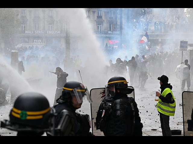 Франция в огне: массовые протесты, уличные бои и поджоги. Фоторепортаж