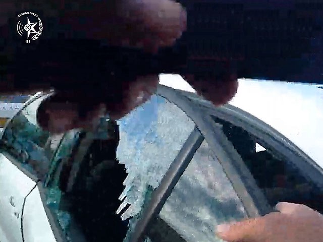 Возле железнодорожного вокзала в Явне в автомобиле забыли ребенка
