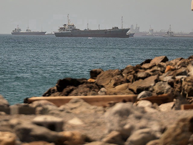 КСИР заявил о поражении четырех судов при перегрузке нефти в Персидском заливе