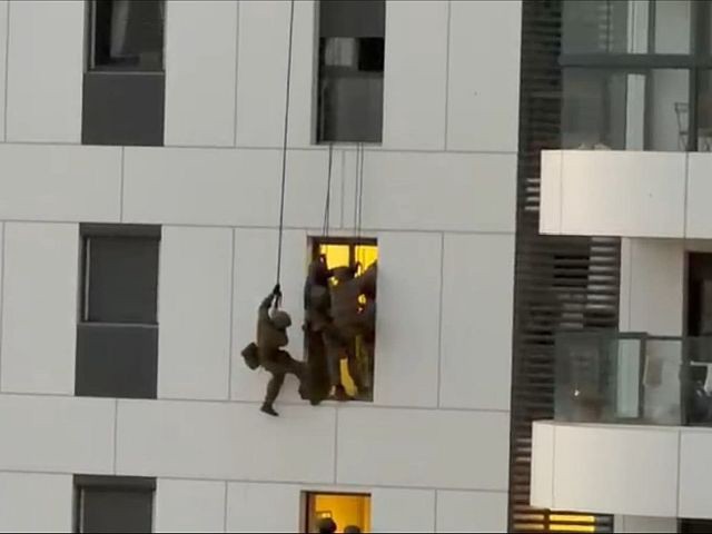 Бойцы ЯМАМ спустились с крыши и спасли женщину, угрожающую спрыгнуть с 11-го этажа