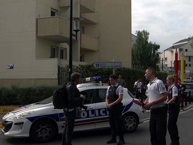 Подозреваемый в стрельбе по прохожим в пригороде Парижа заминировал свою квартиру