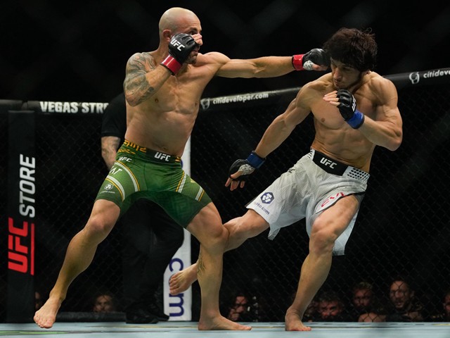 UFC. Волкановски нокаутировал Евлоева
