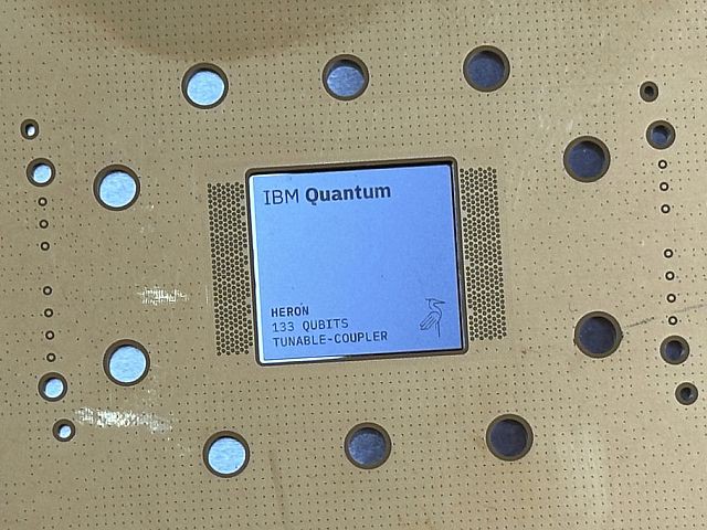 IBM соединила два квантовых процессора кабелем длиной 80 сантиметров