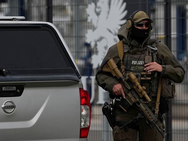 В Германии автомобиль въехал в группу людей, есть пострадавшие. Полиция открыла огонь (иллюстрация)