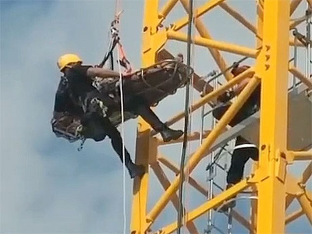 На стройке в Кирьят-Бялике крановщик потерял сознание на высоте 55 метров