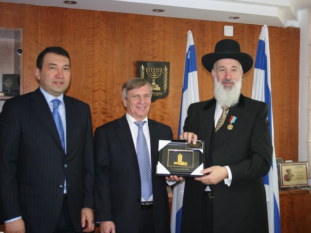 Посол Казахстана в Израиле Галым Оразбаков, вице-спикер Сената Александр Судьин и главвный раввин Израиля Йона Мецгер