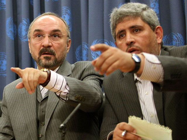 Представитель Ирана в Организации Объединенных Наций Мохаммад Хазаи (слева)