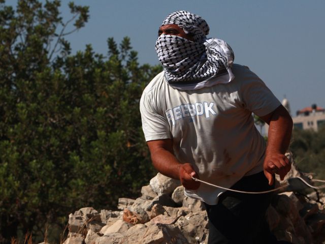 Палестинцы сообщают, что возле КПП "Каландия" солдаты убили демонстранта