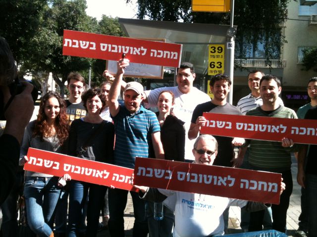 "Ждем субботний автобус": активисты "Свободного Израиля" устроили пассажирский флэшмоб