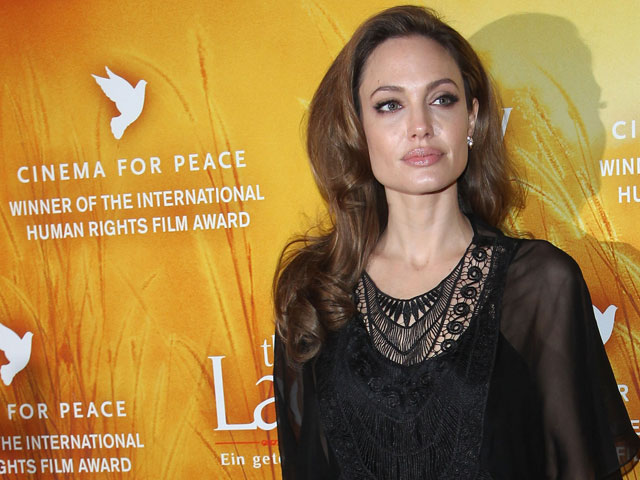 Анджелина Джоли на церемонии в Берлине. 12 февраля 2012 года