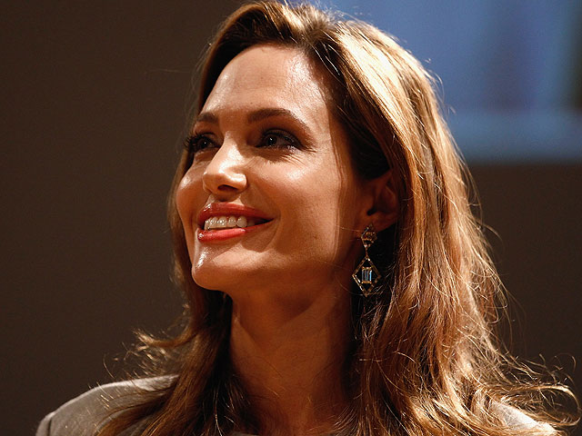 Анджелина Джоли на церемонии в Берлине. 13 февраля 2012 года