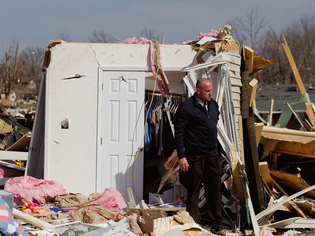 Разрушенный в результате торнадо дом в Харрисбурге (штат Иллинойс), 29 февраля 2012 г.