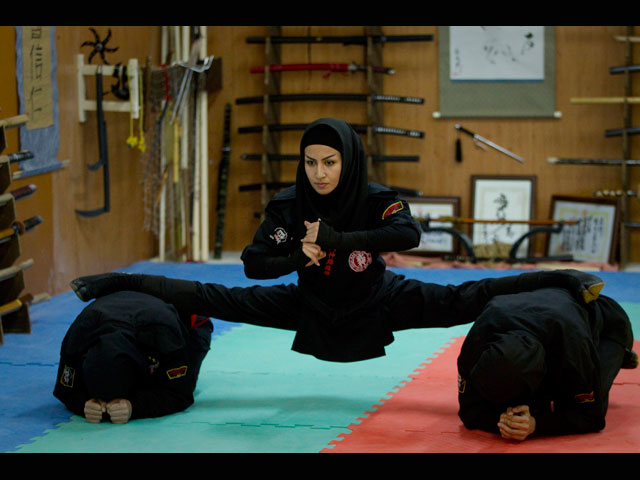Иранки-ниндзя готовятся защищать исламскую родину. Клуб в Карадже, 13 февраля 2012 года