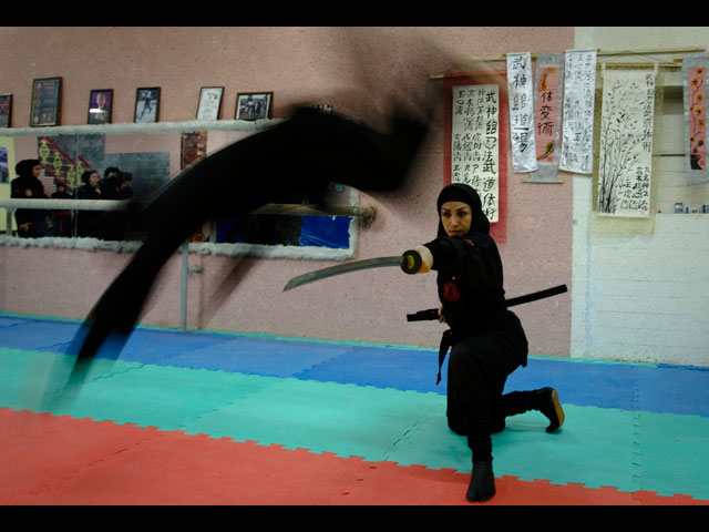 Иранки-ниндзя готовятся защищать исламскую родину. Клуб в Карадже, 13 февраля 2012 года