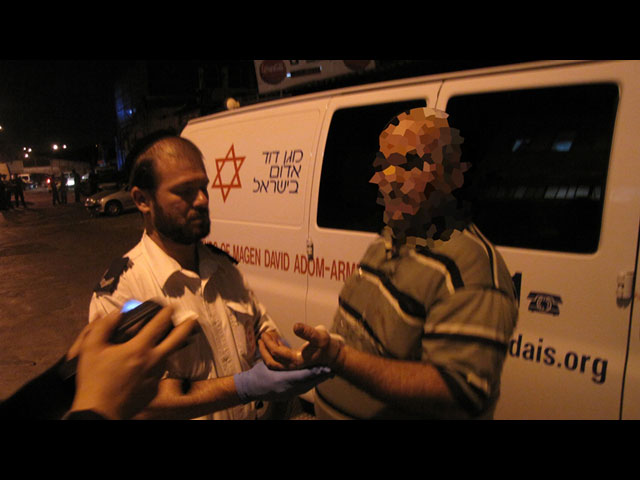 Сотрудник МАДА оказывает помощь раненому таксисту