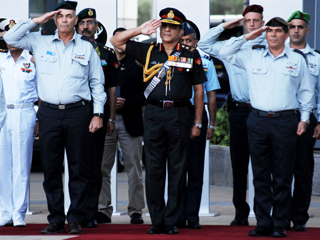 Командующий индийскими вооруженными силами Дипак Капур во время визита в Израиль в 2009-м году