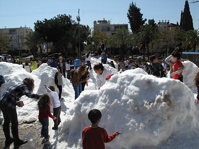 В Рамат а-Шароне, накануне карнавала "Адлояда", выпал густой снег