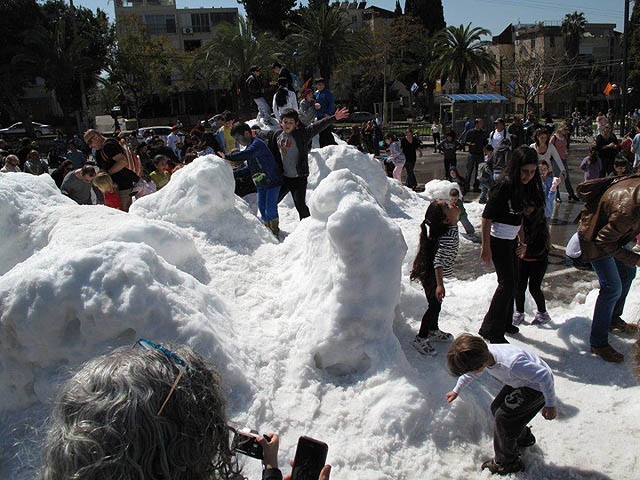 В Рамат а-Шароне, накануне карнавала "Адлояда", выпал густой снег