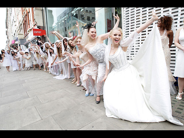 Сотни невест в центре Лондона приветствовали выход вампирский саги на DVD