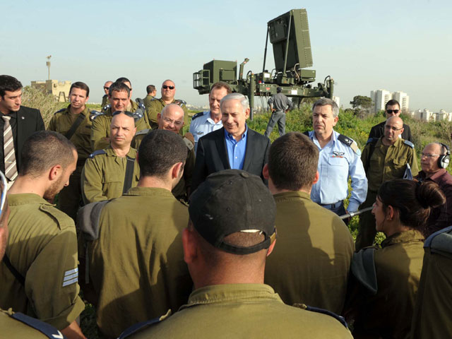 Премьер-министр Израиля Биньямин Нетаниягу на одной из позиций батареи ПРО "Железный купол". 11 марта 2012 года