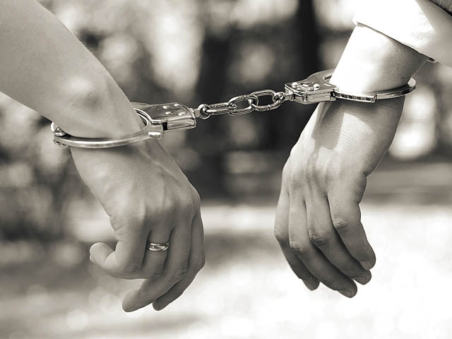 "Новобрачные" полька и пакистанец выведены из ратуши Нортгэмптона в наручниках 