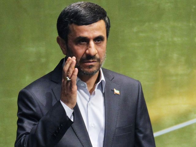 Ахмадинеджад ответил на вопросы депутатов и обвинил их в коррупции