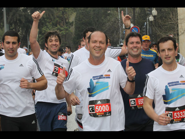 Нир Баркат среди участников иерусалимского марафона
