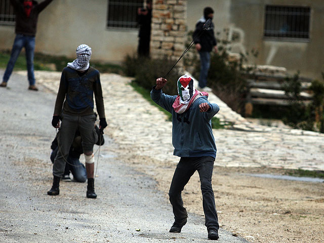 С 2009-го года на границе между деревней Наби Салих и поселком Халамиш арабами и активистами пропалестинских организаций регулярно устраиваются акции протеста, участники которых забрасывают камнями еврейских поселенцев и израильских военнослужащих