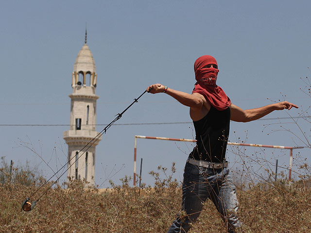 С 2009-го года на границе между деревней Наби Салих и поселком Халамиш арабами и активистами пропалестинских организаций регулярно устраиваются акции протеста, участники которых забрасывают камнями еврейских поселенцев и израильских военнослужащих