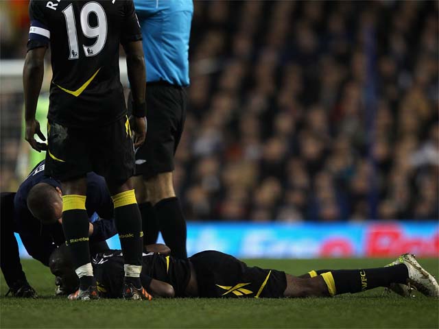 Фабрис Муамба, переживший клиническую смерть во время матча Кубка Англии, находится в критическом состоянии