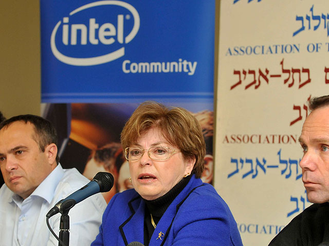 Генеральный директор израильского отделения компании Intel Максин Фассберг заявила на состоявшейся в Тель-Авиве пресс-конференции, что на долю Intel-Israel приходится 40% от доходов одного из мировых лидеров индустрии высоких технологий