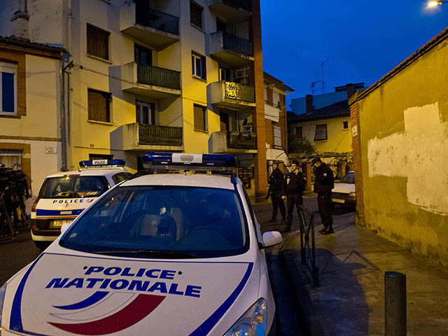 Полицейские блокировали пятиэтажный дом, на первом этаже которого жил террорист