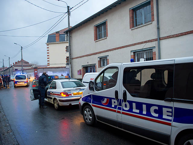 Полицейский спецназ проводит операцию по штурму квартиры тулузского террориста