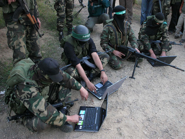 "Хакеры ХАМАСа" демонстрируют владение компьютером
