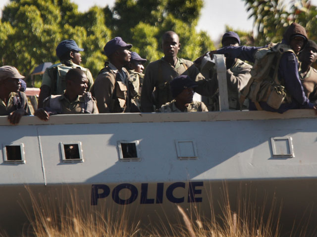 Сотрудники полиции в Зимбабве