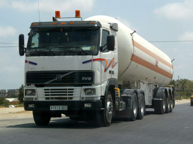 Израиль перевез в сектор Газы 450 тысяч литров топлива
