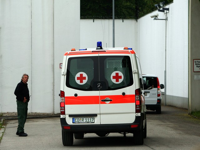 Житель Австрии отпилил себе ногу, чтобы не работать