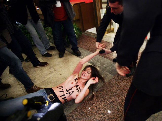 Акция FEMEN на избирательном участке в Москве. 4 марта 2012 года