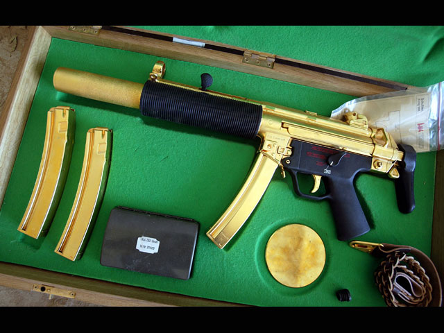 Церемониальный "золотой" пистолет-пулемет MP5, найденный во дворце Саддама Хусейна